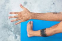 Uomo che pratica yoga — Foto stock