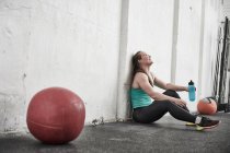 Frau macht Pause im Fitnessstudio — Stockfoto