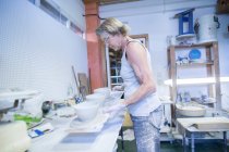 Старша жінка в керамічній майстерні — стокове фото