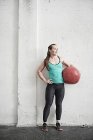 Mujer llevando pelota de fitness - foto de stock