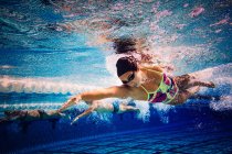 Nadadores fazendo freestyle na pista — Fotografia de Stock