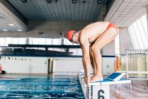 Homem em posição de mergulhar na piscina — Fotografia de Stock