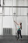 Mujer cuerda escalada - foto de stock
