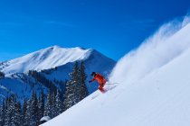 Hombre esquiando por empinada - foto de stock