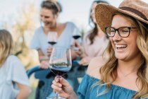 Amigos bebendo vinho sorrindo — Fotografia de Stock