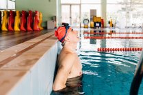 Uomo cattura respiro in piscina — Foto stock
