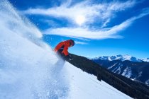Hombre esquiando abajo - foto de stock