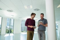 Two men, standing in empty office — Stock Photo