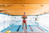 Mann steht am Schwimmbad — Stockfoto