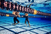 Schwimmer rastet auf Bahn aus — Stockfoto