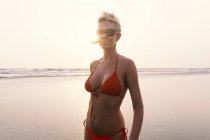 Femme sur la plage portant un bikini — Photo de stock