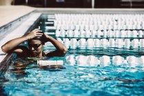 Nadador em água no final da piscina — Fotografia de Stock