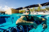 Schwimmer ruht sich auf Bahn aus — Stockfoto
