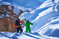Zwei männliche Skifahrer — Stockfoto