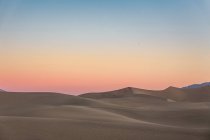 Захід сонця над мескіт плоских піщані дюни — стокове фото