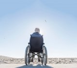 Homme âgé en fauteuil roulant — Photo de stock