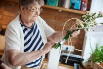 Frau mit floraler Handarbeit — Stockfoto