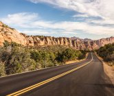 Route vide au parc national de Zion — Photo de stock
