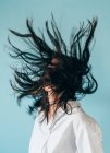 Giovane donna con i capelli lunghi — Foto stock