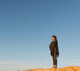 Жінка стоїть на скелі — стокове фото