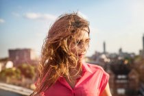 Junge Frau mit langen windgepeitschten Haaren — Stockfoto