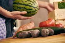 Hombre desempacar frutas y verduras - foto de stock