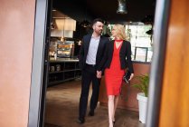 Glamouröses Paar verlässt Restaurant — Stockfoto