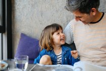 Девушка смеется с отцом — стоковое фото