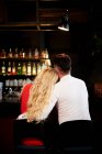 Pareja romántica sentada en el bar - foto de stock