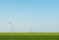 Turbinas eólicas na paisagem de campo — Fotografia de Stock