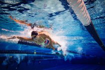 Nadador fazendo freestyle na pista — Fotografia de Stock