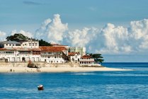 Edificio frente al mar en la playa - foto de stock