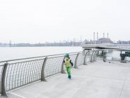 Junge rennt am Ufer entlang — Stockfoto