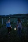 Touristes dans le vignoble, Toscane, Italie — Photo de stock
