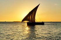 Bateau sur mer au coucher du soleil — Photo de stock