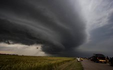 Охотники за бурями смотрят на облако дуги — стоковое фото