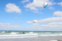 Kite surfeur dans la mer — Photo de stock