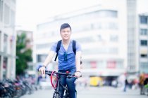 Чоловік їде на велосипеді в місті — стокове фото