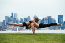 Yoga in front of Seattle skyline — Stock Photo