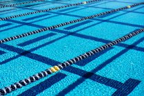 Schwimmbad mit leeren Bahnen — Stockfoto