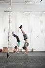 Couple faisant handstand — Photo de stock