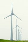 Linha de turbinas eólicas — Fotografia de Stock