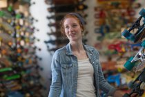 Donna nel negozio di skateboard — Foto stock
