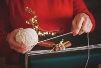 Donna avvolgendo regalo di Natale — Foto stock