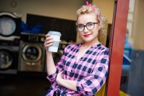 Frau lehnt an Waschsalontür — Stockfoto