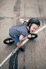 Мальчик на улице, катается на велосипеде — стоковое фото