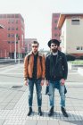 Amigos hipster em pé na propriedade habitação da cidade — Fotografia de Stock