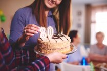 Filha preparando bolo de aniversário — Fotografia de Stock