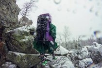 Mujer excursionista en ropa impermeable - foto de stock