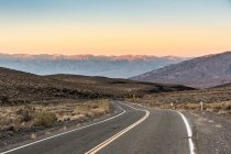 Carretera sinuosa en Death Valley - foto de stock